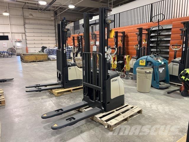 Crown ES 4000 Samopogonski ručni viličari