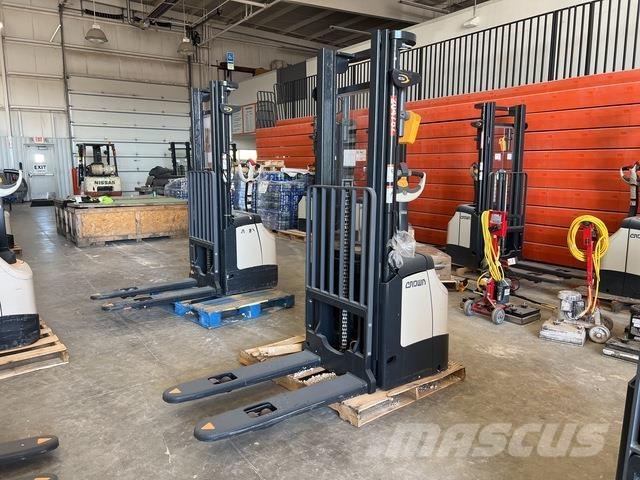 Crown ES 4000 Samopogonski ručni viličari