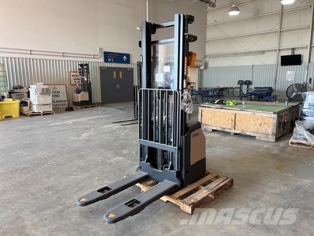 Crown ES 4000 Samopogonski ručni viličari