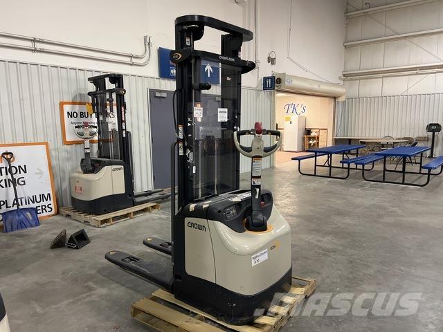 Crown ES 4000 Samopogonski ručni viličari