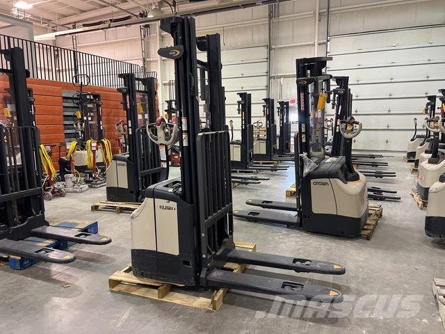 Crown ES 4000 Samopogonski ručni viličari