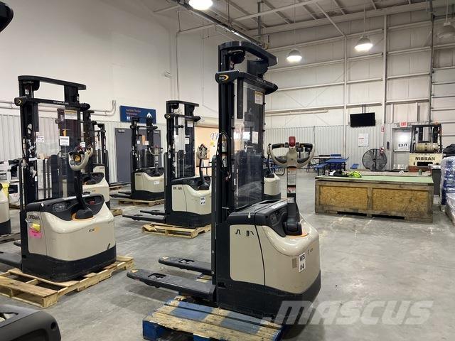 Crown ES 4000 Samopogonski ručni viličari