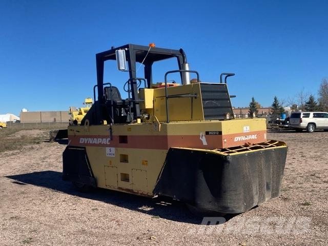 Dynapac CP221 Gumeni valjci na kotačima