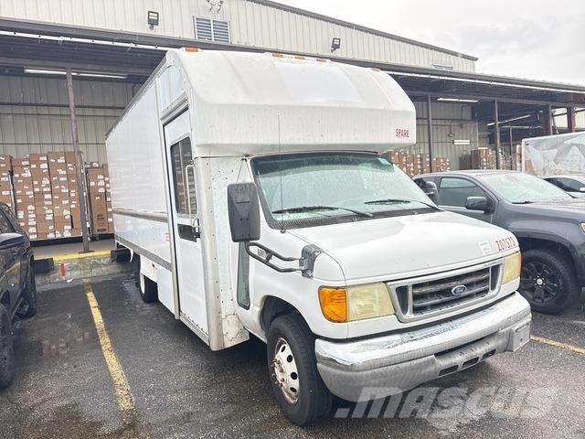 Ford E-350 Sanduk kombiji