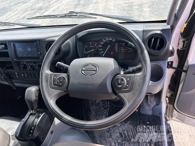 Hino 300 Kamioni sa otvorenim sandukom