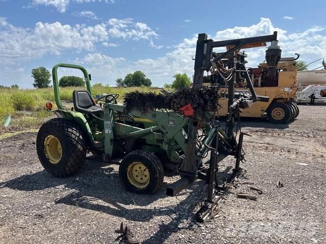 John Deere 750 Kompaktni (mali) traktori