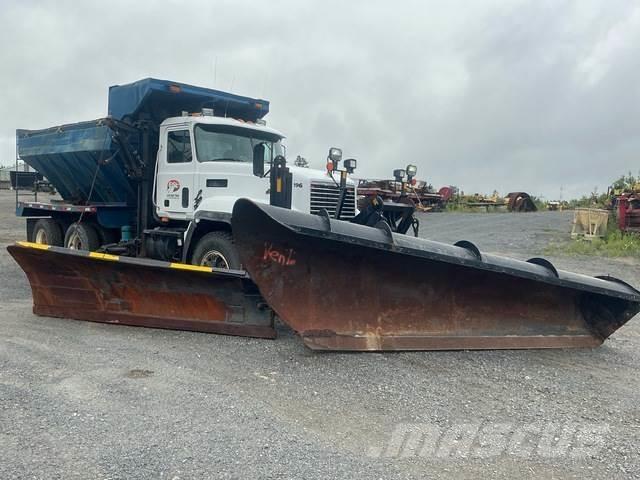 Mack CL713 Sniježne daske i  plugovi