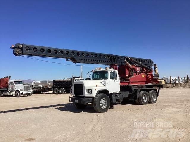 Mack DM690S Kamioni za pokretne bušotine