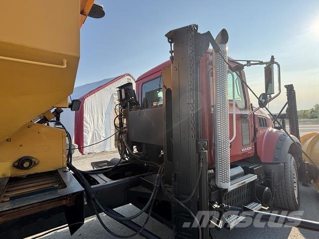Mack GU433 Sniježne daske i  plugovi