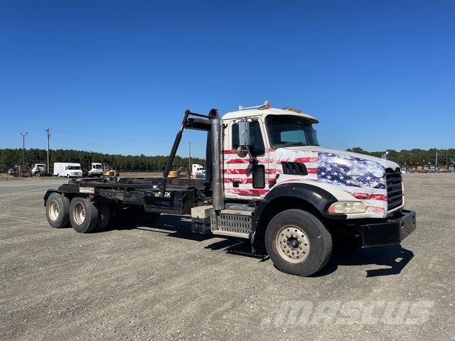 Mack GU533 Rol kiper kamioni s kukama za dizanje