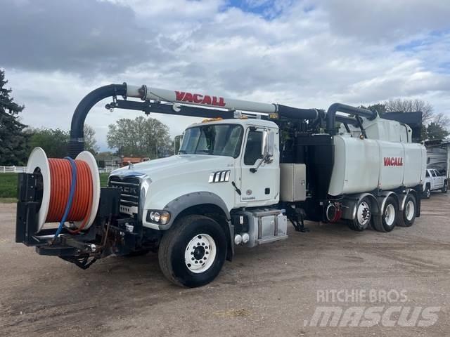 Mack GU713 Bageri gusjeničari