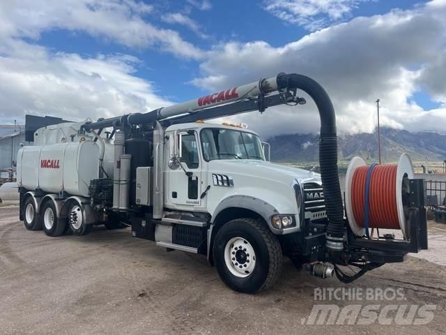 Mack GU713 Bageri gusjeničari