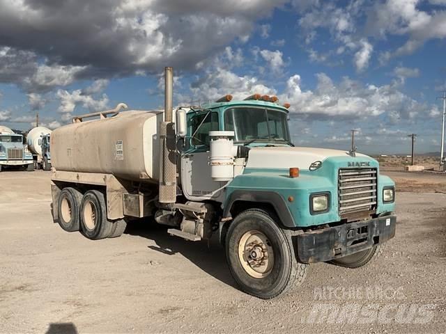 Mack RD690S Kamioni za vodu