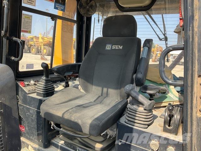 SEM 822D Buldožeri gusjeničari