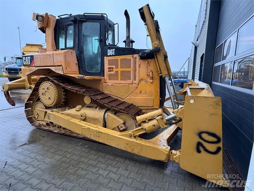 CAT D6T Buldožeri gusjeničari