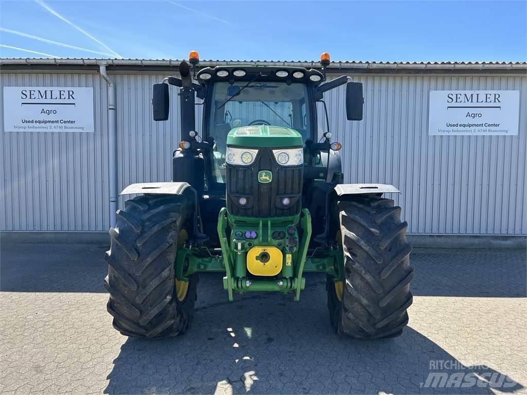 John Deere 6215R Traktori