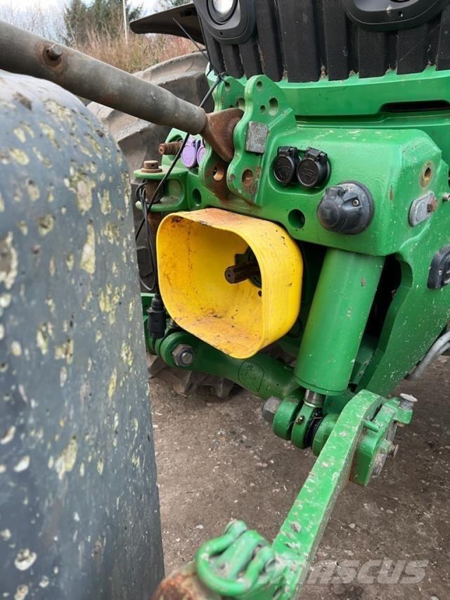 John Deere 6215R Traktori