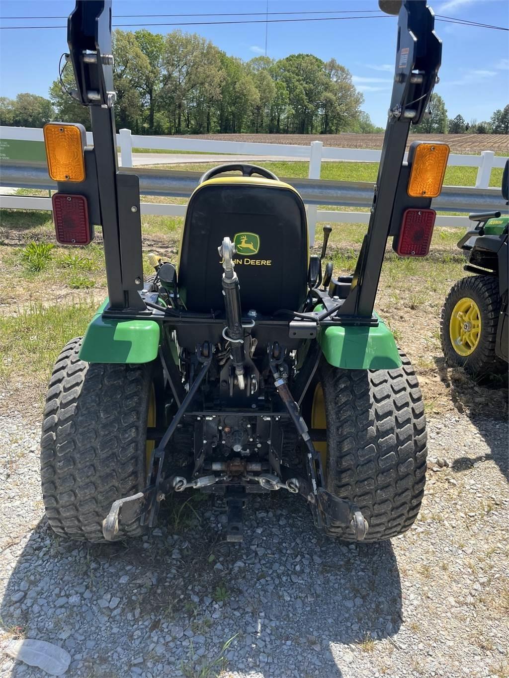 John Deere 2025R Kompaktni (mali) traktori