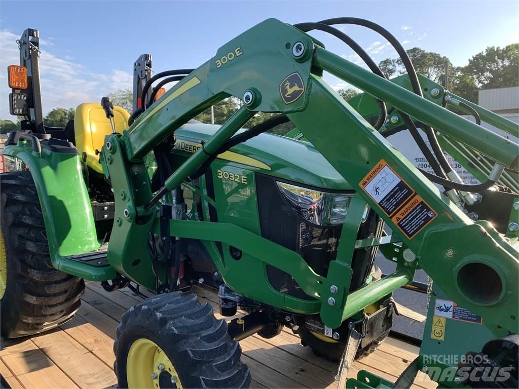 John Deere 3032E Kompaktni (mali) traktori
