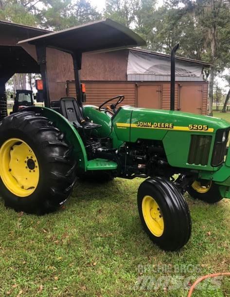 John Deere 5205 Traktori
