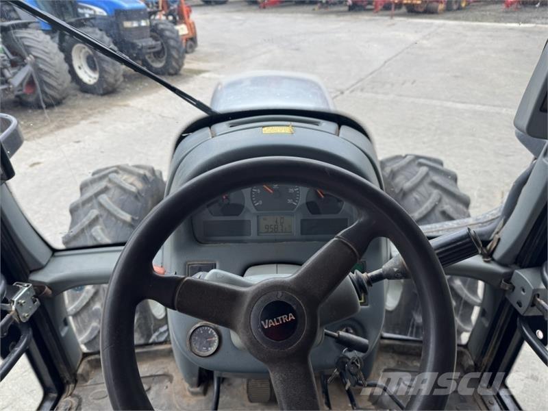 Valtra T 121 Traktori