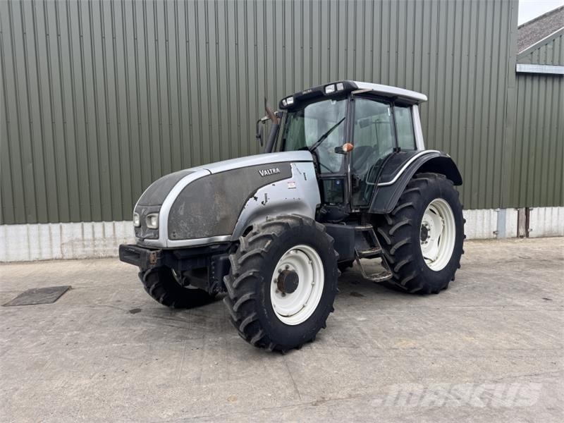 Valtra T 121 Traktori