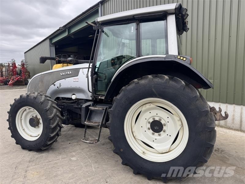 Valtra T 121 Traktori