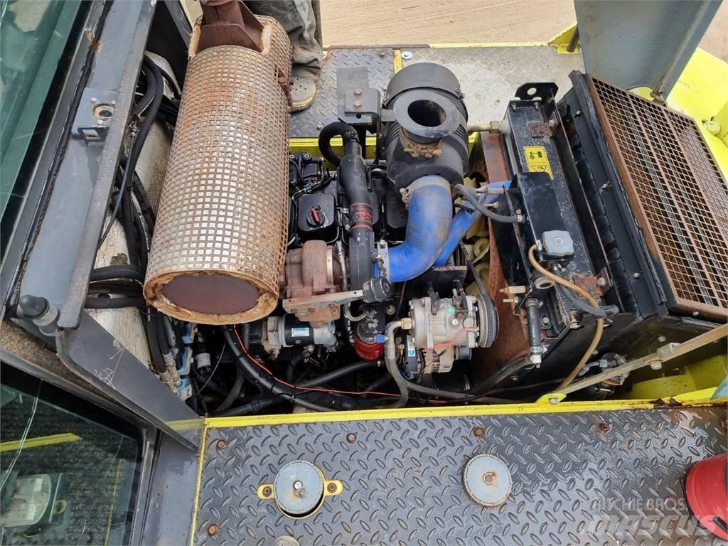 Ammann AP240 Gumeni valjci na kotačima