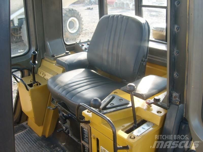 CAT 943 Utovarivači gusjeničari