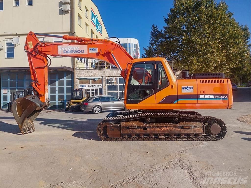 Doosan SOLAR 225NLC-V Bageri gusjeničari
