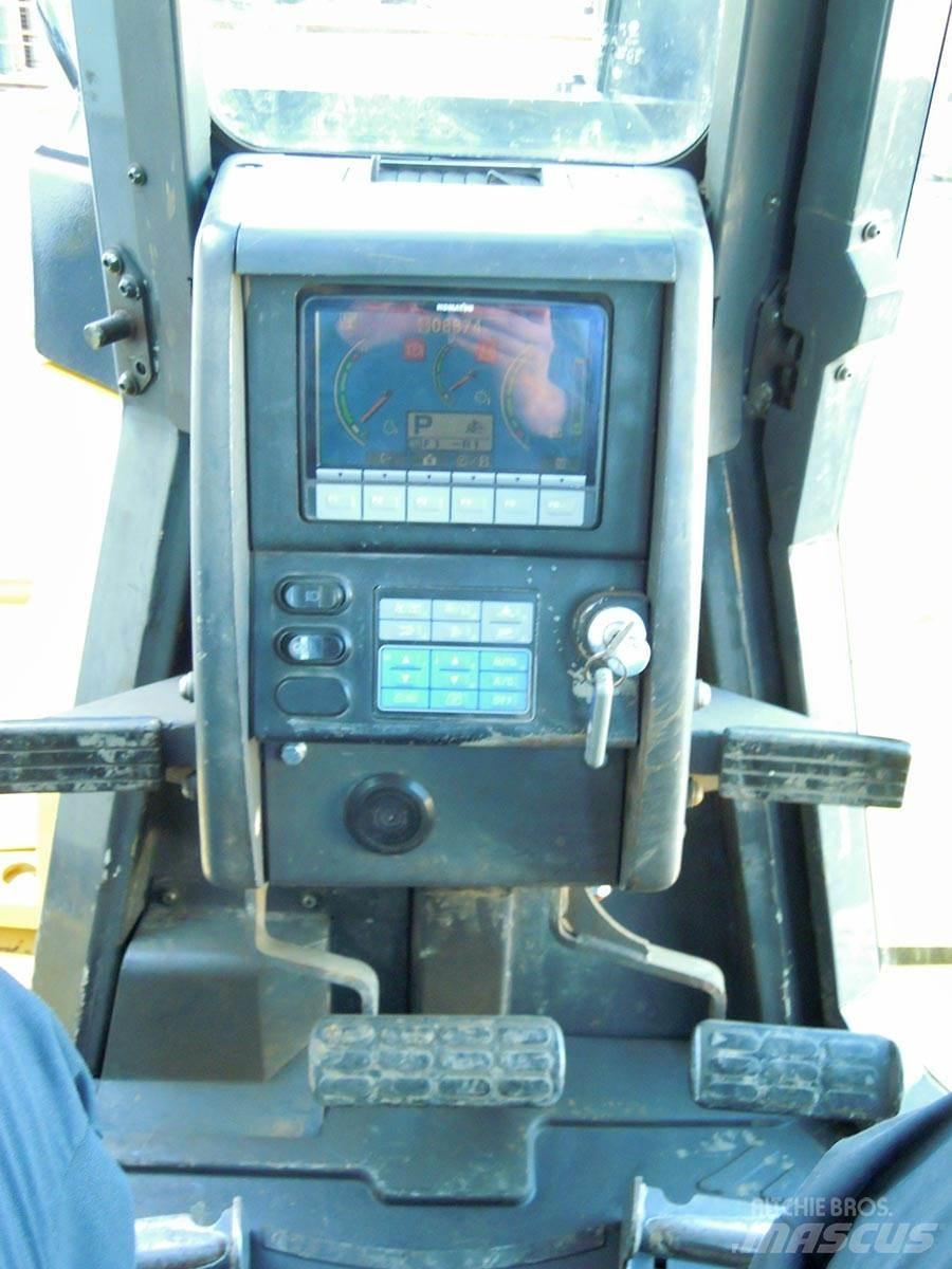 Komatsu D155AX-6 Buldožeri gusjeničari