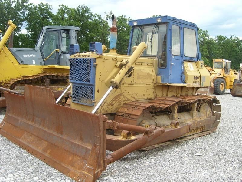 Komatsu D65E-8 Buldožeri gusjeničari