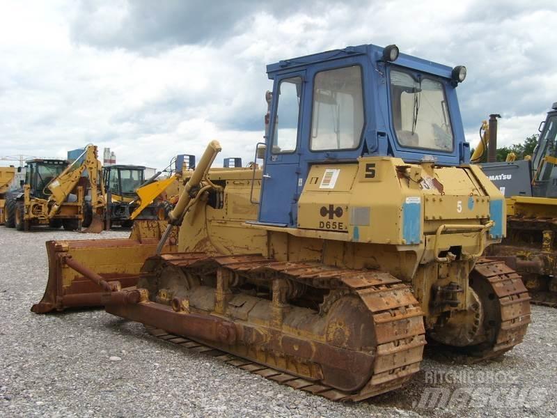 Komatsu D65E-8 Buldožeri gusjeničari