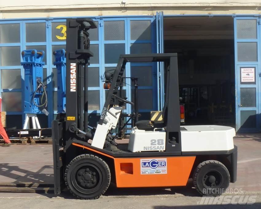 Nissan EGH02 Dizelski viličari