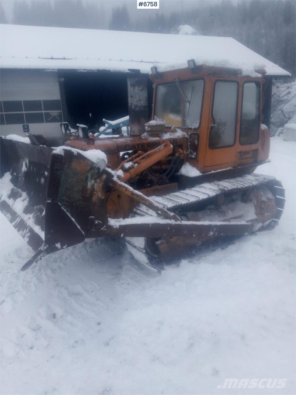 CAT D4 Buldožeri gusjeničari