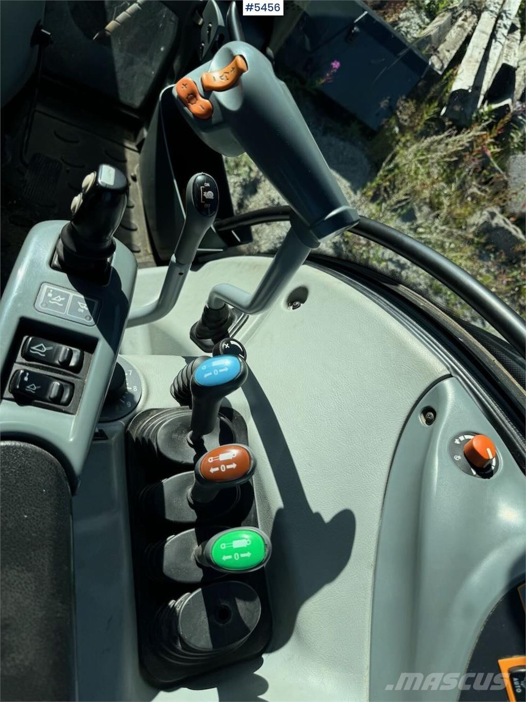 Valtra N123 Traktori