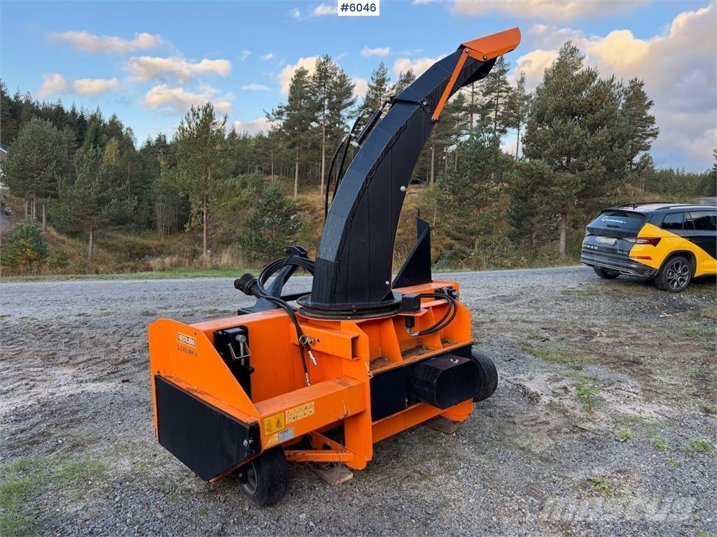  Westbjörn S2450 Snow blades and plows