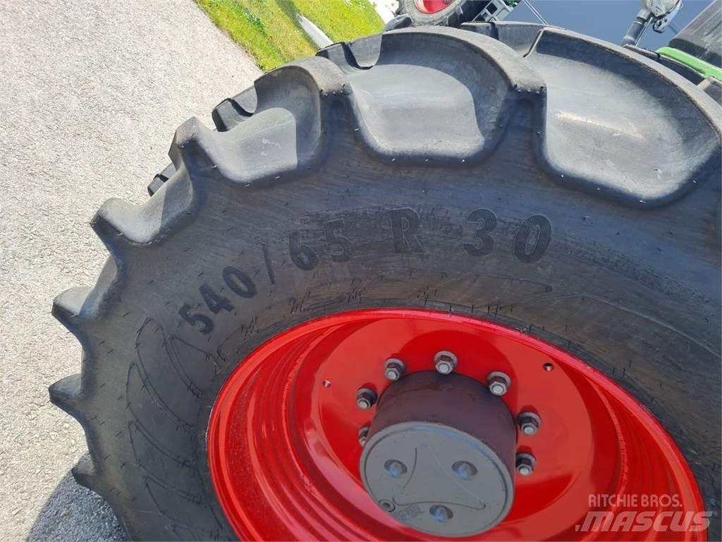 Fendt 724 Vario Traktori
