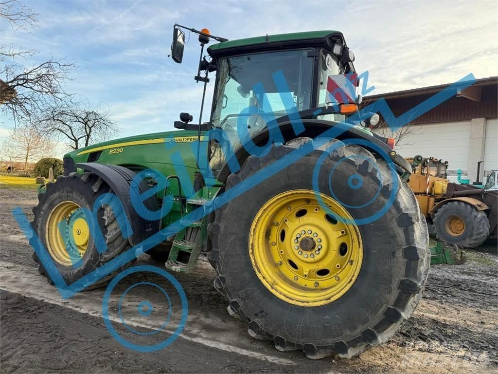 John Deere 8230 Traktori