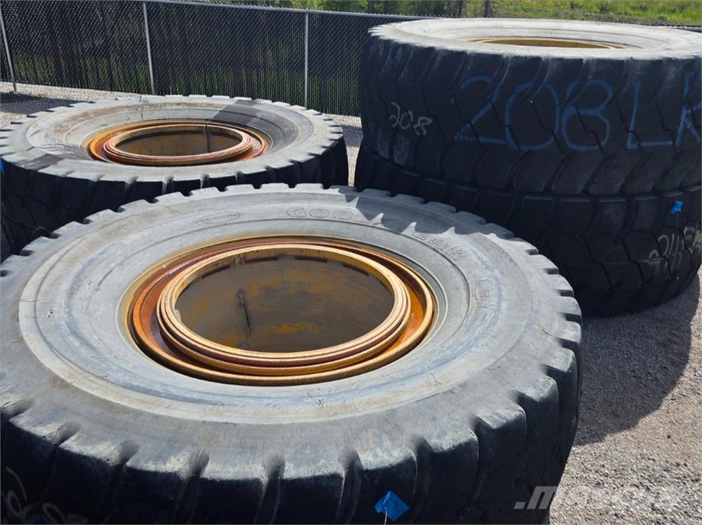 Komatsu 830E-1DC Gume, kotači i naplatci