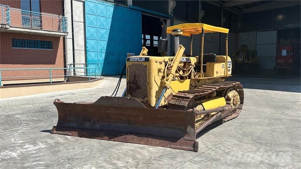 CAT D4D Buldožeri gusjeničari