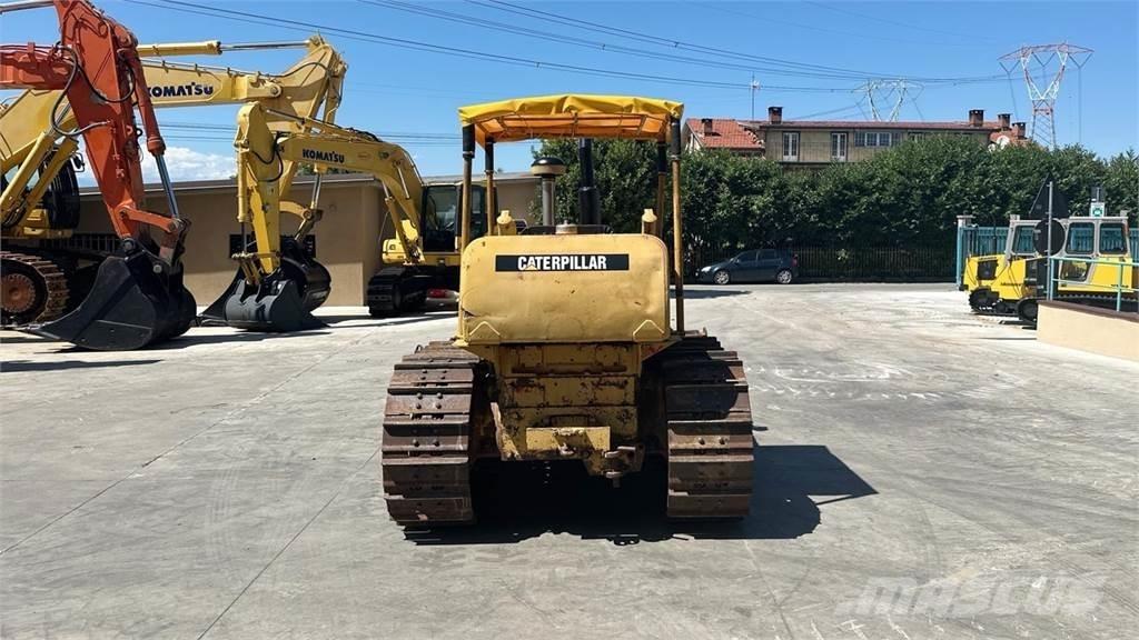 CAT D4D Buldožeri gusjeničari