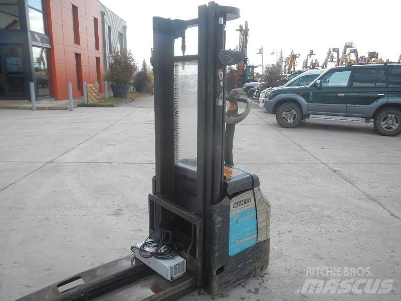 Crown ES 4000 Nisko podizni električni viličar