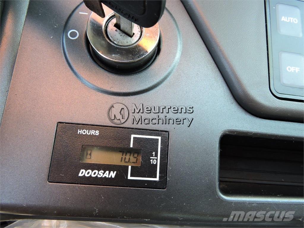 Doosan DX140LC Bageri gusjeničari