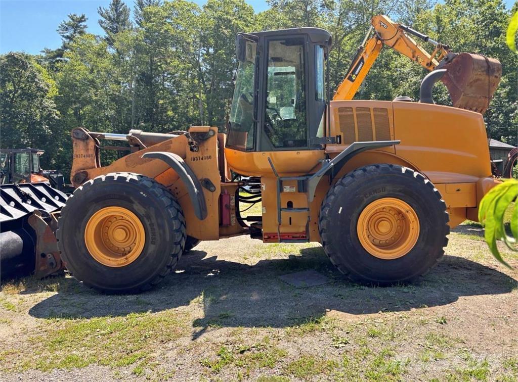 CASE 821F Utovarivači na kotačima