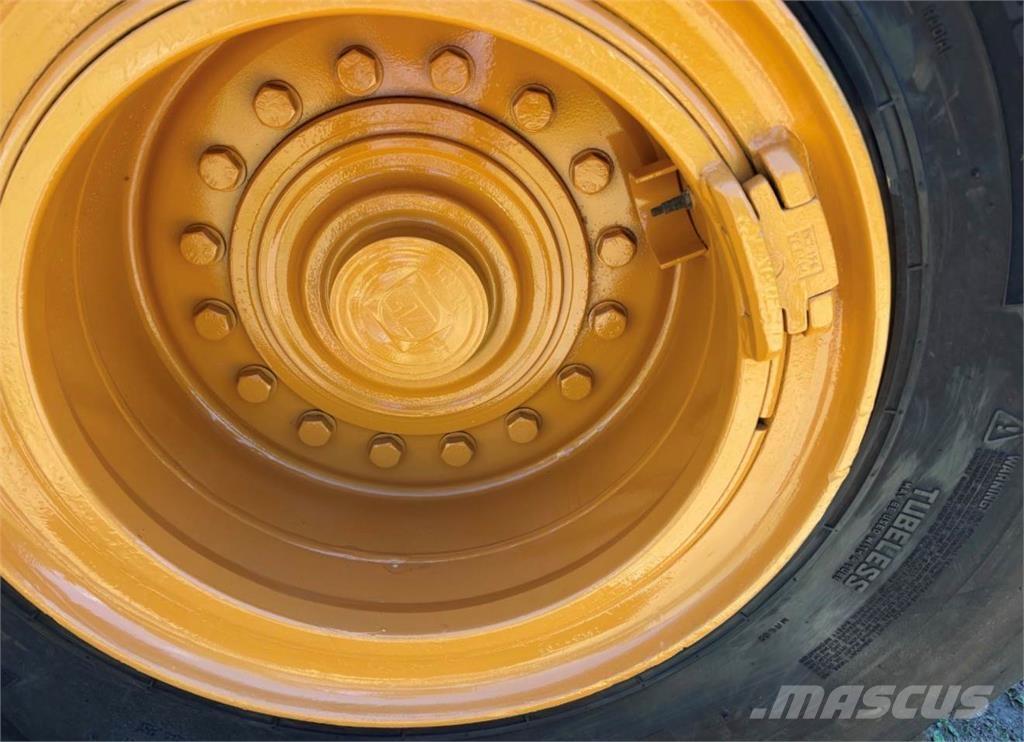 CASE 821F Utovarivači na kotačima