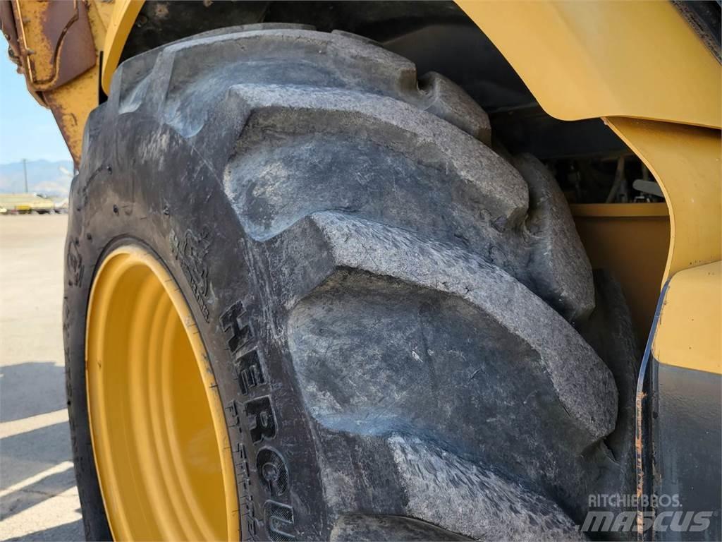 CAT 450F Bageri gusjeničari