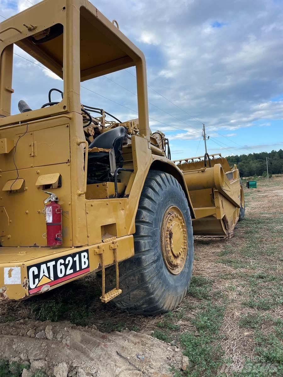 CAT 621B Strugači