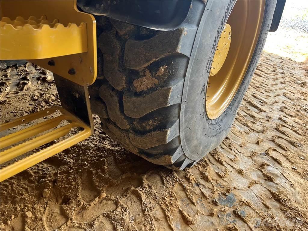 CAT 908M Utovarivači na kotačima