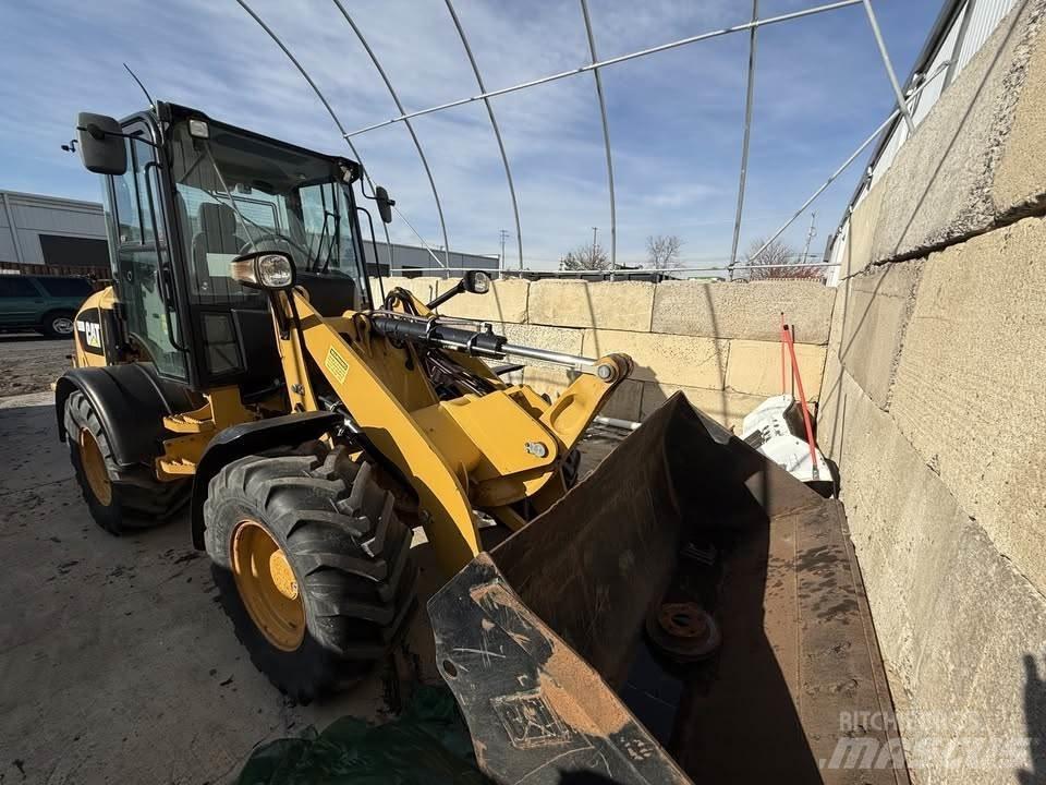CAT 908M Utovarivači na kotačima